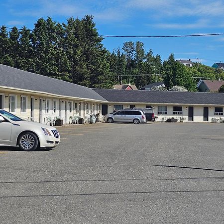 Resto Pub Motel Le Madub L'Isle-Verte Екстер'єр фото