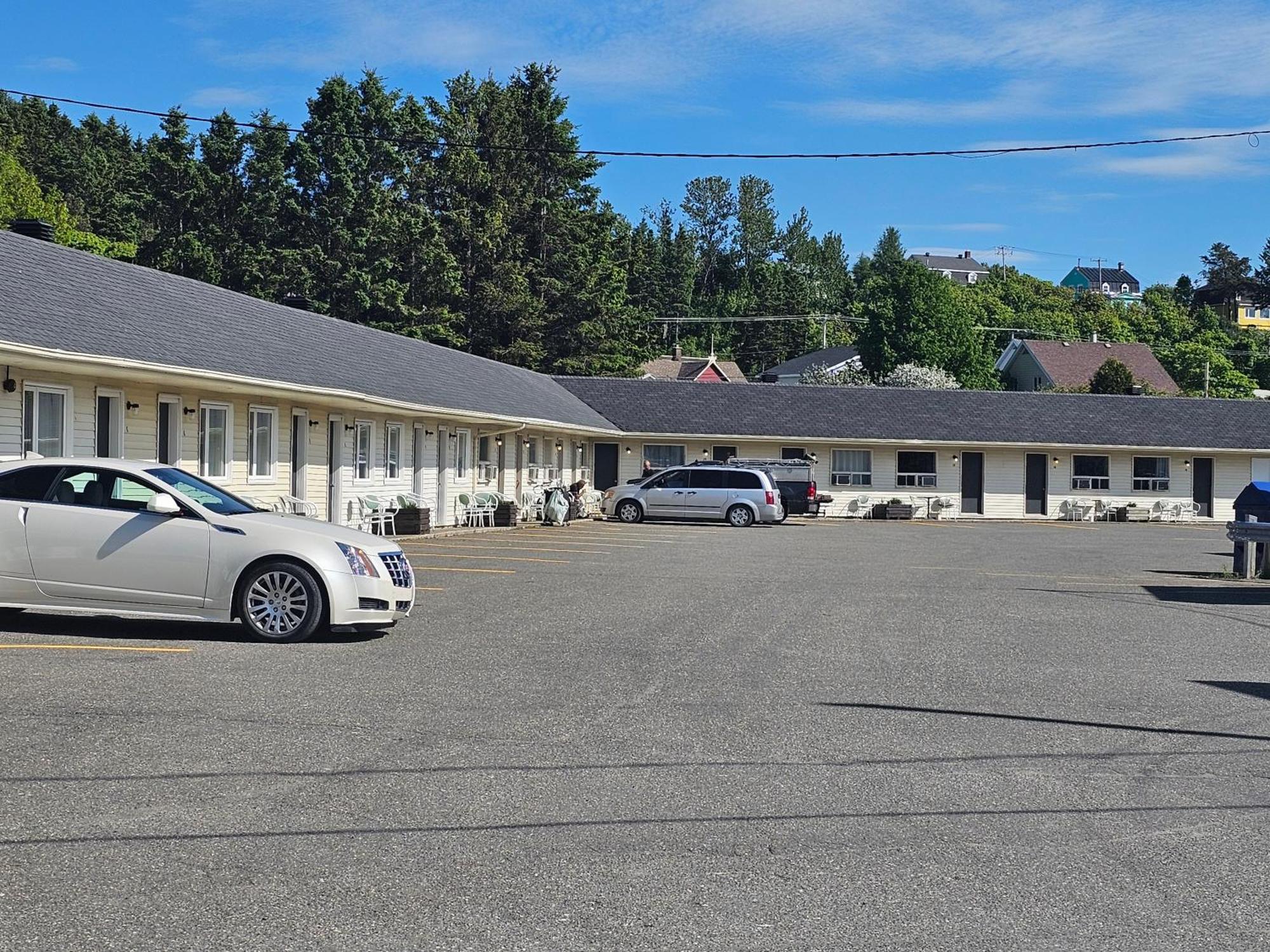 Resto Pub Motel Le Madub L'Isle-Verte Екстер'єр фото